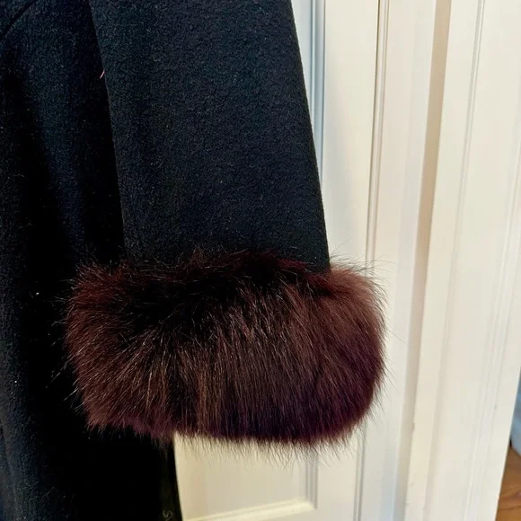 Stunning Cashmere blend dress coat with fur trim - Picture 2 of 9